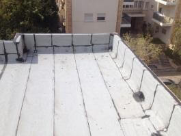 איטום גג בניין משותף באמצעות החלמת יריעות ביטומניות שביצע אמיר מחברת "האחים תמם"